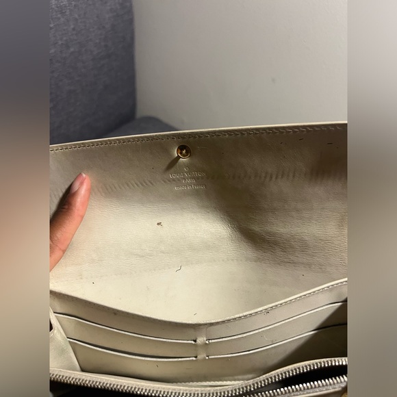 Authentic Louis Vuitton Noisette Monogram Vernis Sarah Wallet - Picture 13 of 16